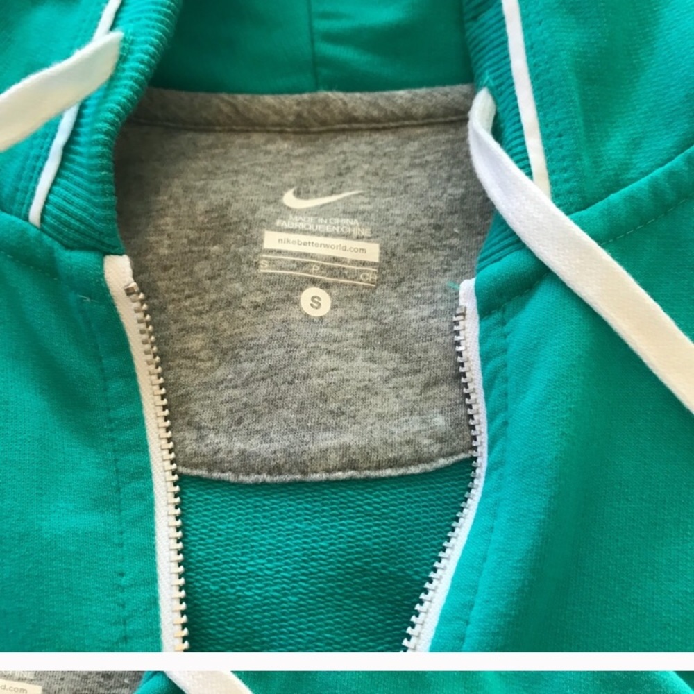 Nike women’s top